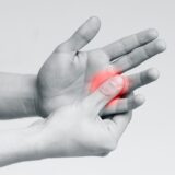 ベンチプレス　肩の痛みと小指・薬指の痺れ