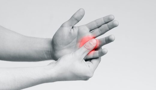 ベンチプレス　肩の痛みと小指・薬指の痺れ